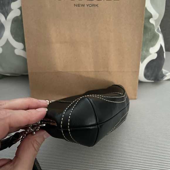 Coach Kisslock Black Leather Wristlet - Picture 6 of 9